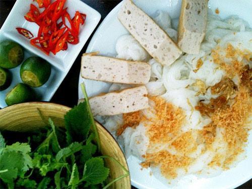 Bánh cuốn Thanh Vân ở Hàng Gà, Gia An ở Thái Phiên