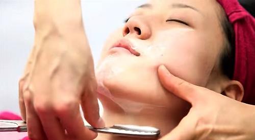 Phương pháp cạo lông mặt và trị liệu da theo kiểu kao sori tại Nhật được quảng cáo là đem lại cho phụ nữ làn da trắng, sáng và mịn màng.
