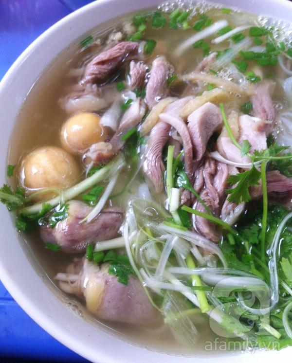 Đi ăn phở gà ngon "miễn chê" trên phố Hàng Vôi 7