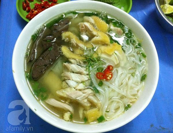 Đi ăn phở gà ngon "miễn chê" trên phố Hàng Vôi 8