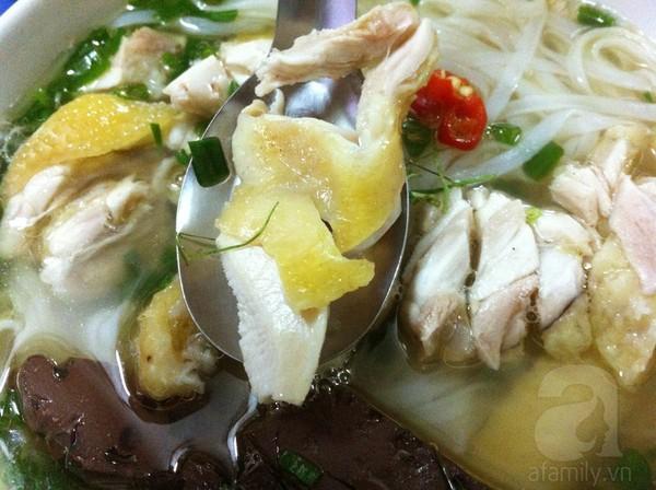 Đi ăn phở gà ngon "miễn chê" trên phố Hàng Vôi 9