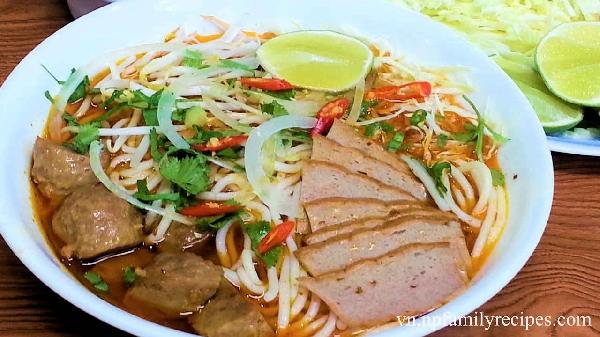 bun-bo-hue-hoiamthuc.vn-1570786498096.jpg